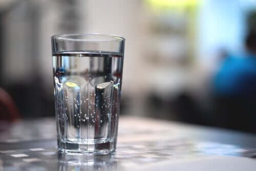 Un bicchiere di acqua