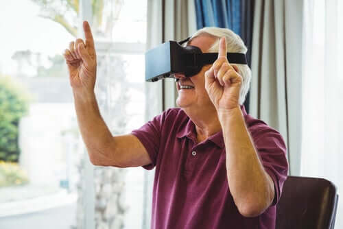 Uomo anziano e visore per realtà virtuale