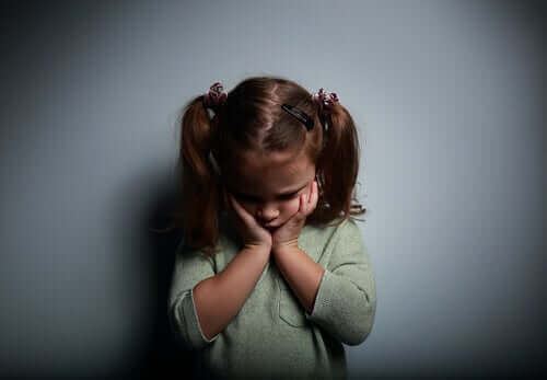 Bambina triste che soffre di depressione infantile