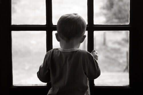 Bambino che guarda dalla finestra