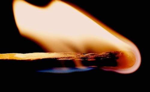 Fiammifero acceso che indica la sindrome da burnout