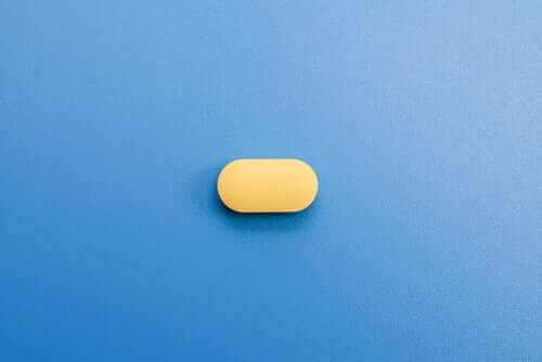 Pillola gialla su sfondo azzurro