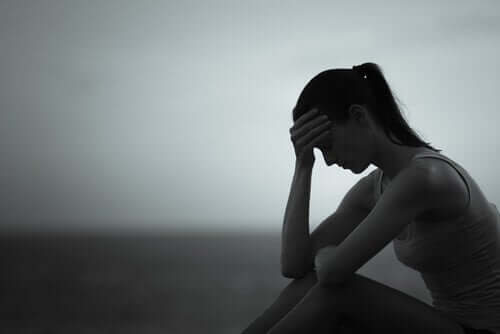 Donna sola che soffre per discriminazione sessista