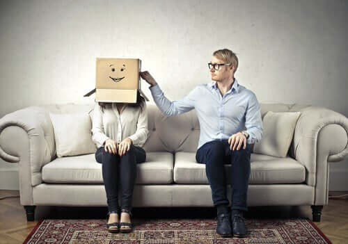 Donna con la testa in una scatola e uomo