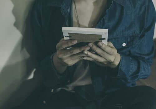 Donna che ricorre alla fotografia in psicologia