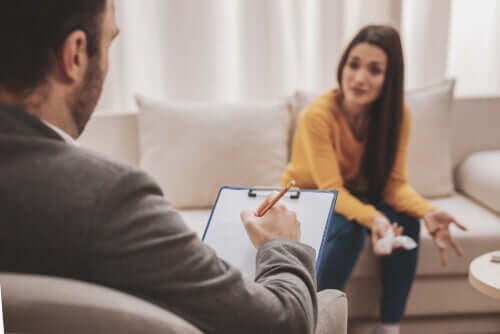 Donna in terapia per trattare il suo orgoglio distruttivo