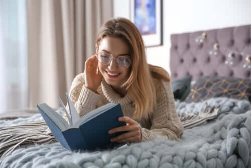 Donna che legge un libro sul letto