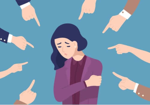 Donna con dita puntate contro dopo i pulsanti emotivi