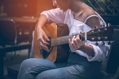 Donna che suona la chitarra
