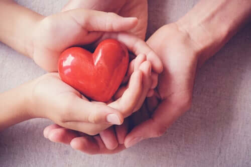 Mani che reggono un cuore simbolo di empatia compassionevole 