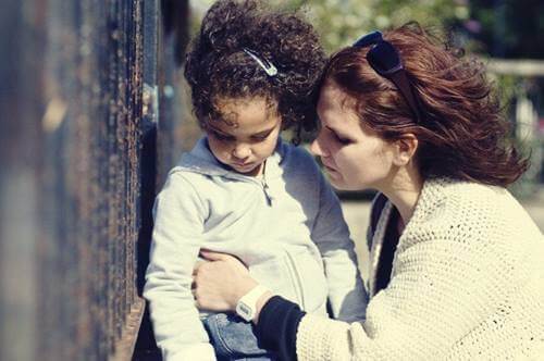 Madre abbraccia la figlia