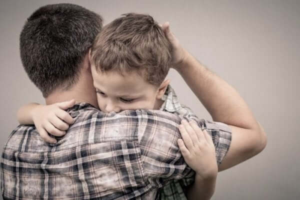 Padre e figlio che si abbracciano chiedere scusa ai bambini