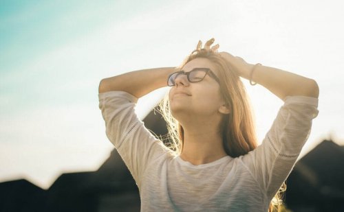 Ragazza contenta sotto il sole