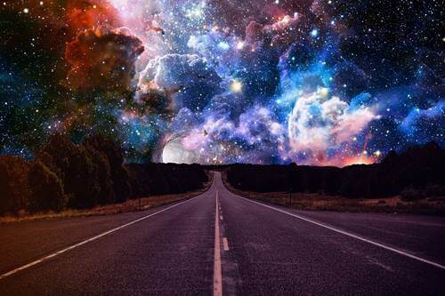 Strada con cielo magico