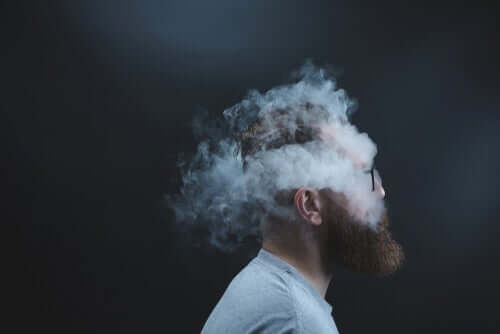 Uomo con la testa in fumo