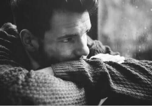 Uomo guarda pensieroso mostrando la sensibilità maschile