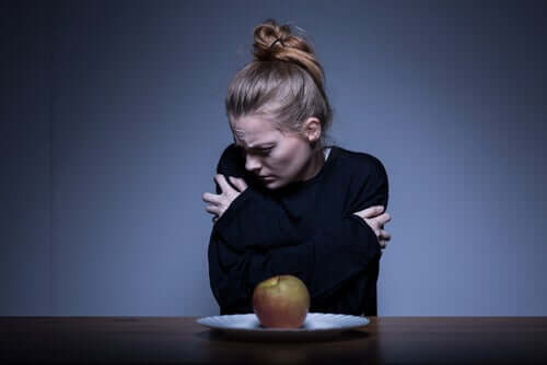 Ragazza anoressica che non vuole mangiare la mela