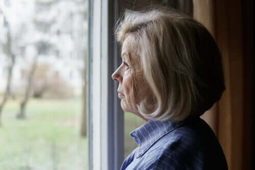 Sindrome del tramonto, donna anziana alla finestra
