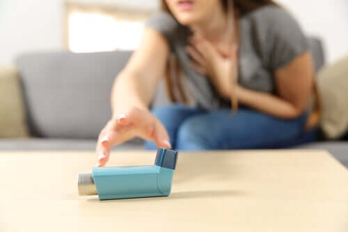 Donna che prende un inalatore per asma