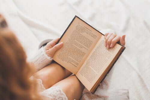 Donna giovane che legge un libro