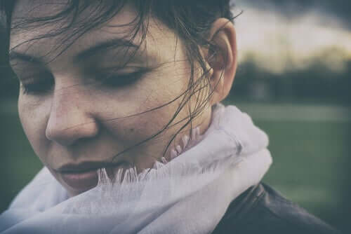 Volto di donna felice con occhi chiusi