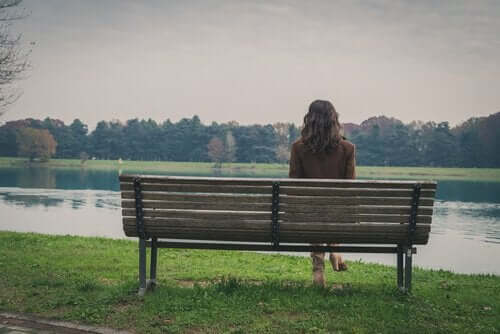 Donna seduta su una panchina da sola