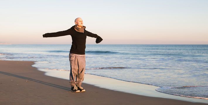 Donna malata di cancro sulla spiaggia