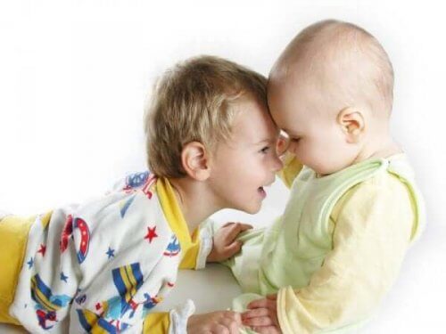 Fratellini che giocano