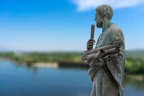 Statua di Aristotele su fiume