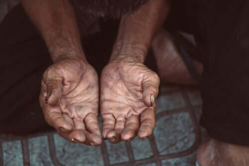 Mani sporche di una persona povera