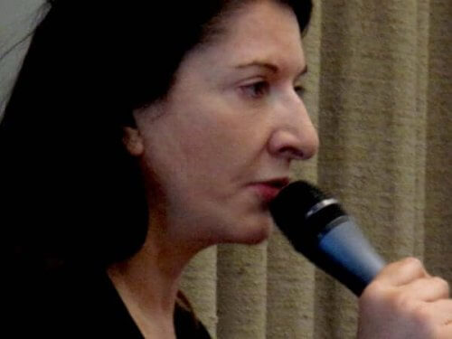Marina Abramović con microfono