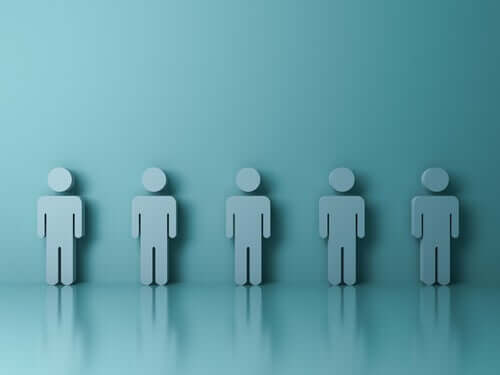 Omini uguali in fila