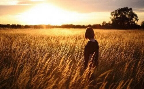 Ragazza in un campo di grano