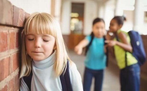 Bambina vittima di bullismo a scuola