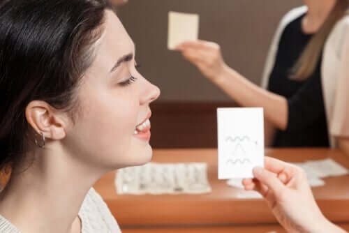 Donna che impara a pronunciare