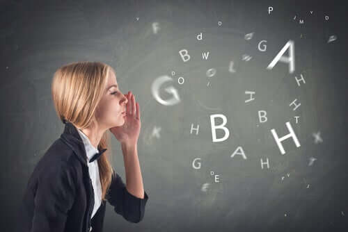 Donna circondata da lettere