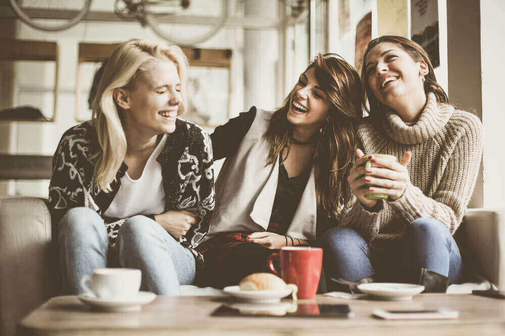 Gruppo di amiche che ridono grazie agli effetti dell'ossitocina