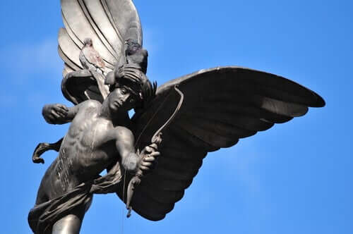 Statua che raffigura Amore