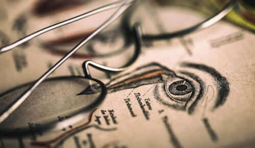 Occhiali su illustrazione di un occhio