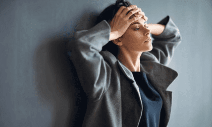 Donna con chimica della ansia