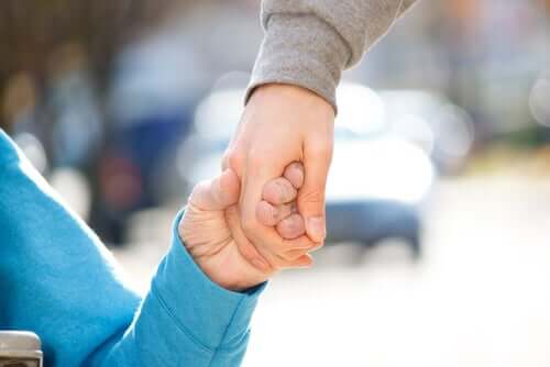 Persona mano nella mano e disabilità