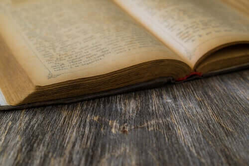 Llibro antico aperto sul tavolo