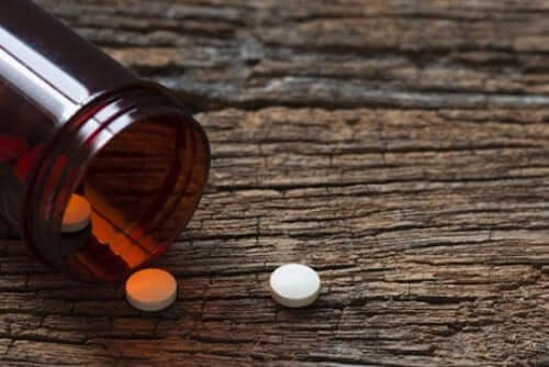 Farmaci in pillole sul tavolo