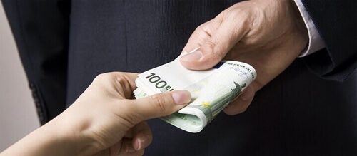 Scambio di soldi e corruzione.