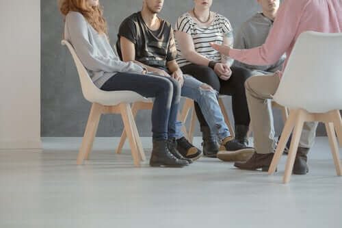Persone con schizofrenia che parlano durante una terapia di gruppo