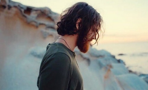 Uomo solo e triste sulla spiaggia