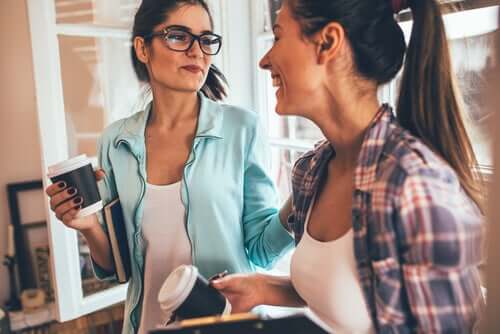Amiche sorridono insieme