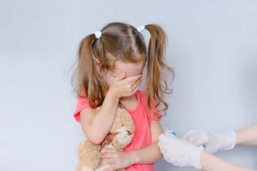 Bambina con fobia degli aghi