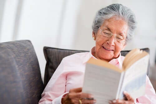 Donna anziana che legge
