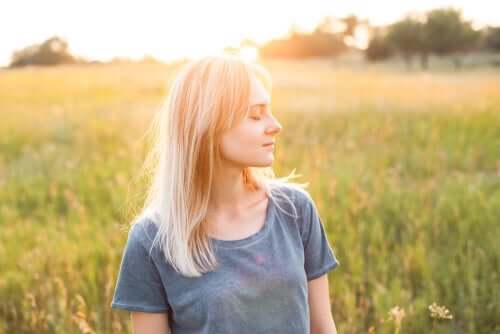 Ragazza bionda felice che passeggia in campagna